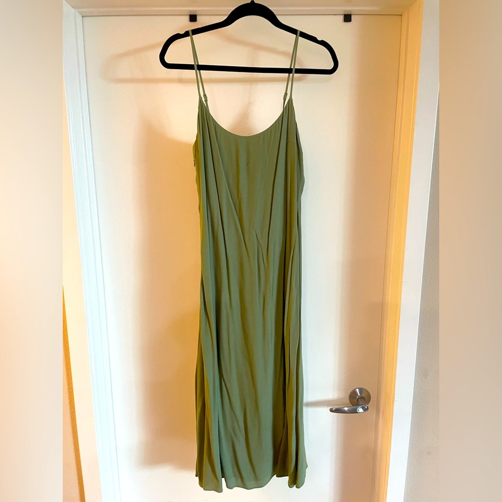 Wilfred slip dress (Aritzia)
Size 8 - fits like M